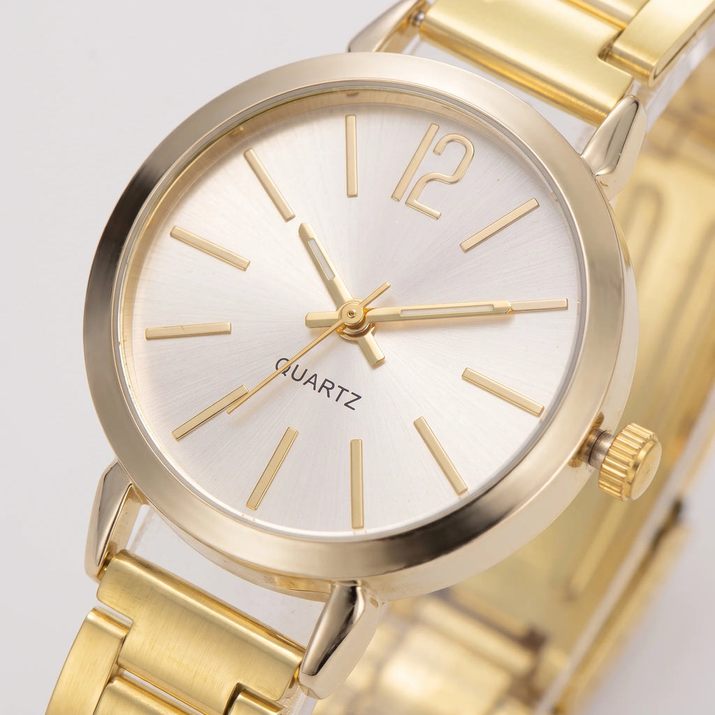 Detalj brojčanika ženskog zlatnog sata QUARTZ