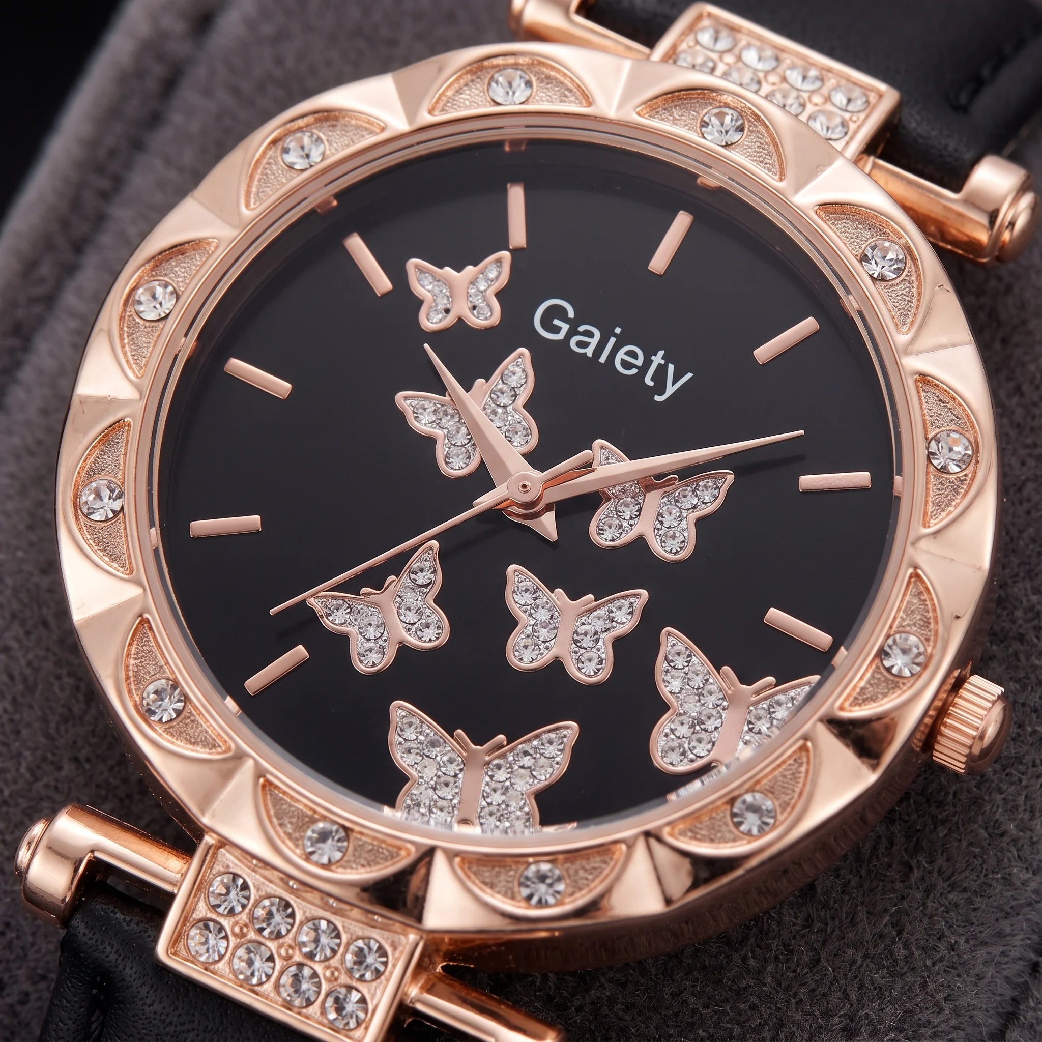 Detalj brojčanika Gaiety sata sa kristalnim leptirima